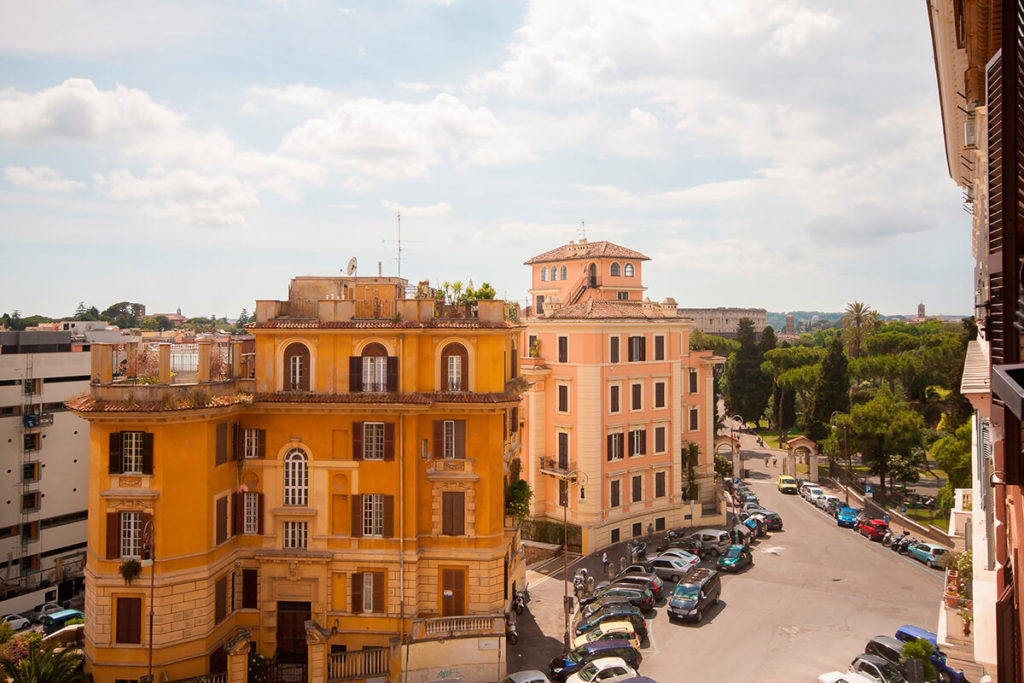 Appartamenti che accettano animali sparsi su tutto il centro storico di Roma! (In foto: vista del Colosseo dall'appartamento Traiano)