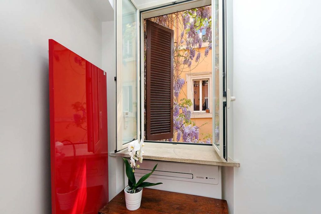 DOPO: AP01 Giulia – Termosifoni che sembrano arte moderna e glicini colorati alle finestre